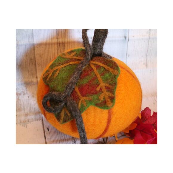 Medium Sheeps Wool Felted Pumpkin Hand Pressed Made in Nepal - Picture 1 of 2